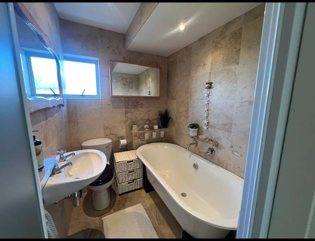 2 BEDROOM APARTMENT TO LET IN MOUILLE POINT